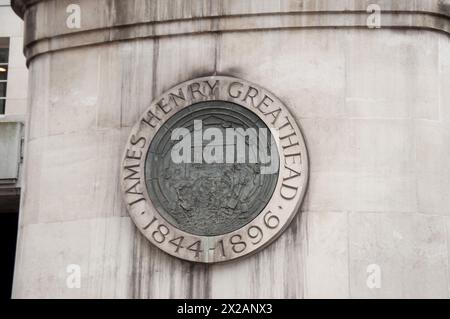 Plaque commémorative et statue de James Henry Greathead, inventeur du bouclier itinérant, City of London, London, UKJames Henry Greathead (6 août 1844 Banque D'Images