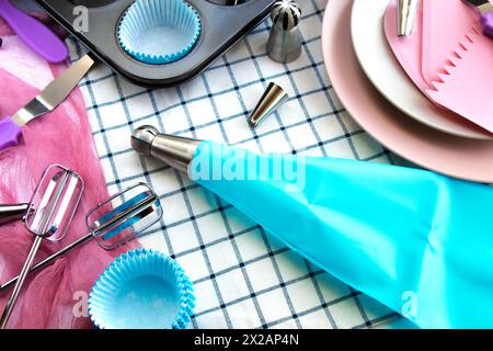 conseils de crème . ensemble de spatules à pâtisserie. Sachet à pâtisserie injecteur bleu crème Banque D'Images