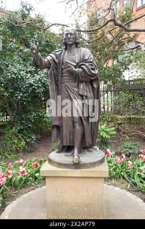 Statue de John Wesley, St Paul's Grounds ; Cité de Londres, Londres, Angleterre, ROYAUME-UNI, Banque D'Images