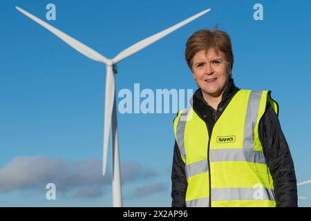 Le premier ministre écossais Nicola Sturgeon visite les éoliennes terrestres de Kype Muir Banque D'Images