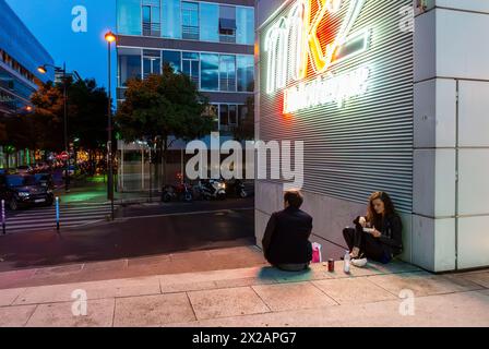 Paris, France, couple d'adolescents partageant des collations , Front, Cinéma français, 13ème arrondissement, Mk2 Bibliotheque Cinéma, les gens, dehors, Théâtre, nuit Banque D'Images
