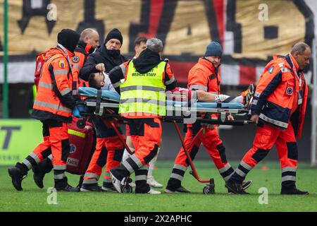 Lodz, Pologne. 21 avril 2024. Les sauveteurs médicaux et Dani Ramirez de LKS sont vus lors du match de la Ligue polonaise PKO Ekstraklasa entre LKS Lodz et Lech Poznan au stade municipal de Wladyslaw Krol. Crédit : Mikołaj Barbanell/Alamy Live News crédit : Mikołaj Barbanell/Alamy Live News Banque D'Images