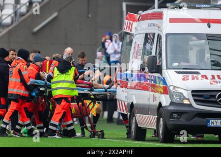 Lodz, Pologne. 21 avril 2024. Les sauveteurs médicaux et Dani Ramirez de LKS sont vus lors du match de la Ligue polonaise PKO Ekstraklasa entre LKS Lodz et Lech Poznan au stade municipal de Wladyslaw Krol. Crédit : Mikołaj Barbanell/Alamy Live News crédit : Mikołaj Barbanell/Alamy Live News Banque D'Images