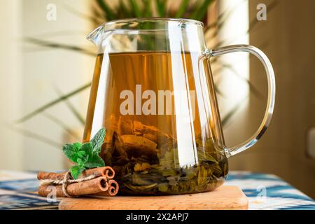 mise au point sélective. Thé vert dans une théière avec des bâtonnets de cannelle et de la menthe fraîche Banque D'Images