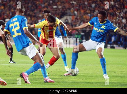 Rades, Tunis, Tunisie. 20 avril 2024. Houssam TKA (C) de l'est en action lors du match final 1/2 du CAF .est vs Mamolodi Sundowns FC au stade Rades.espérance sportive de Tunis a remporté une victoire très importante ce soir contre Mamelodi Sundowns dans la première manche en demi-finale de la Ligue des Champions d'Afrique. Le seul but de cela la première demi-finale a été marquée à la 41e minute par le brésilien Yan Sasse, très bien servi par sa compatriote Silva Rodrigo. (Crédit image : © Chokri Mahjoub/ZUMA Press Wire) USAGE ÉDITORIAL SEULEMENT! Non destiné à UN USAGE commercial ! Banque D'Images