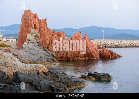 Caractéristique géologique appelée Rocce Rosse (roches rouges) à Arbatax au lever du soleil ; côte est de la Sardaigne, Italie Banque D'Images