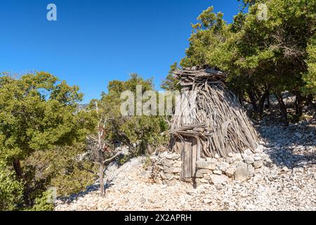 Bergerie traditionnelle dans la région montagneuse de Supramonte de Baunei, en Sardaigne, appelée Su Cuile dans la langue locale Banque D'Images