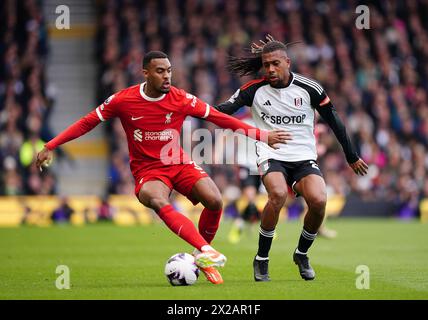 Ryan Gravenberch de Liverpool en action contre Alex Iwobi de Fulham lors du match de premier League à Craven Cottage, Londres. Date de la photo : dimanche 21 avril 2024. Banque D'Images