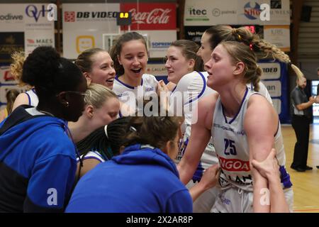 Malines, Belgique. 21 avril 2024. Les joueuses de Malines célèbrent leur victoire dans la ligue à l'issue d'un match de basket féminin entre Kangoeroes Malines et Royal Castors Braine, deuxième match de la saison 2023 - 2024 première Ligue nationale Play offs, dimanche 24 avril 2024 à Malines, Belgique . Crédit : Sportpix/Alamy Live News Banque D'Images