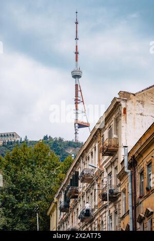 Vue sur la tour de télévision de Tbilissi depuis le quartier de Mtatsminda à Tbilissi (Géorgie) Banque D'Images