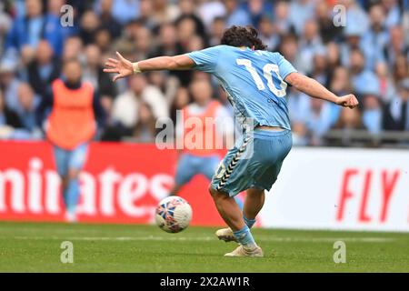 Stade de Wembley, Londres le dimanche 21 avril 2024. Callum OHare (10 Coventry City) tire et marque lors du match de demi-finale de la FA Cup entre Coventry City et Manchester City au stade de Wembley, Londres, dimanche 21 avril 2024. (Photo : Kevin Hodgson | mi News) crédit : MI News & Sport /Alamy Live News Banque D'Images