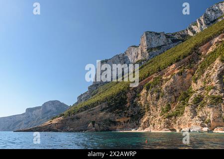 La côte falaise du golfe d'Orosei et la baie de Cala Mariolu dans l'est de la Sardaigne vue de la mer Banque D'Images