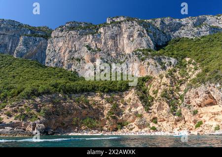 La côte falaise du golfe d'Orosei et la baie de Cala Biriala dans l'est de la Sardaigne vue de la mer Banque D'Images