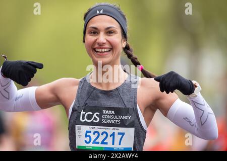 Londres, Royaume-Uni. 21 avril 2024. Des milliers de coureurs prennent part au marathon de Londres avec les femmes d'élite et les hommes d'élite iront en tête à tête et des tributes seront payés au vainqueur de 2023 Kelvin Kiptum qui a gagné dans les dernières années la course des hommes dans un parcours record de deux heures une minute 25 secondes et seront pensées de tous les coureurs du Marathon crédit : Richard Lincoln/Alamy Live News Banque D'Images