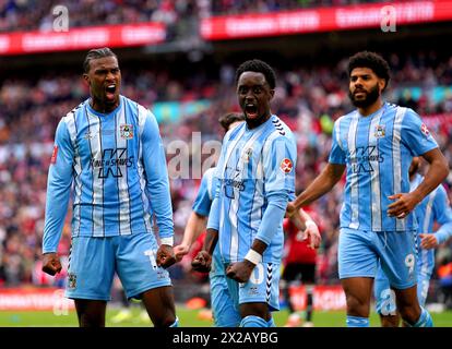 Haji Wright de Coventry City (à gauche) célèbre après avoir marqué le troisième but de son équipe depuis le point de penalty lors de la demi-finale de la Coupe FA Emirates au stade de Wembley, à Londres. Date de la photo : dimanche 21 avril 2024. Banque D'Images