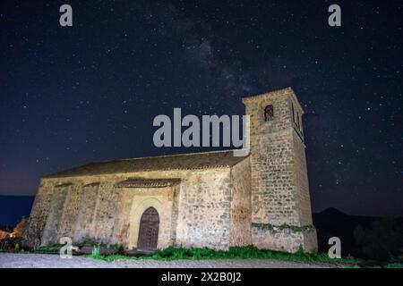 La voie lactée étoiles sur la vieille église du Saint-esprit, point de vue stellaire de la route des étoiles dans la Sierra de Segura, Riópar Viejo, province d'Albacete, cas Banque D'Images