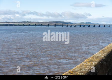 Dundee, Écosse, Royaume-Uni. Le deuxième pont ferroviaire de Tay, traversant la rivière Tay, a ouvert ses portes en 1887. Banque D'Images