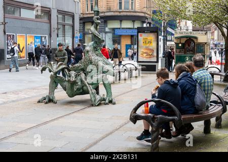 Sculpture d'art public le Dragon par Alastair Smart et Tony Morrow sur la High Street dans la ville de Dundee, Écosse, Royaume-Uni Banque D'Images