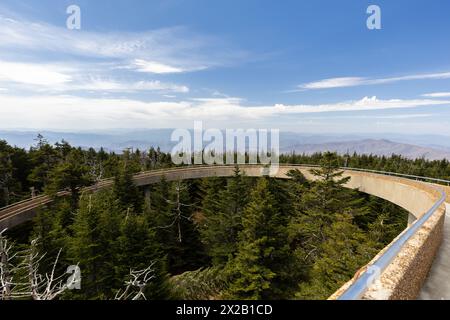 Clingmans Dome est situé dans le parc national des Great Smoky Mountains en Caroline du Nord avec une tour circulaire avec vue panoramique. Banque D'Images