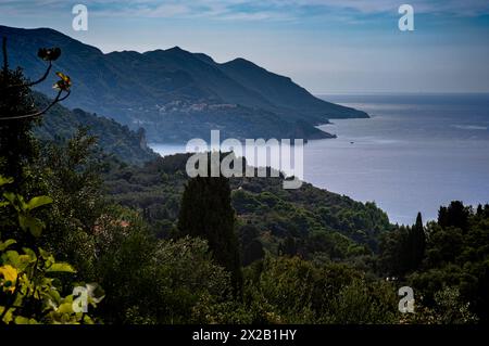 Vue sur la côte de Pelekas, Corfou, Grèce. Octobre 2022 Banque D'Images