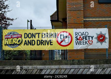 Ne pas boire et conduire la bannière devant Watford Fire Station, High Street, Watford, Hertfordshire, Angleterre, ROYAUME-UNI Banque D'Images