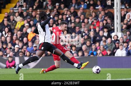 Diogo Jota de Liverpool marque le troisième but de son équipe lors du premier League match à Craven Cottage, Londres. Date de la photo : dimanche 21 avril 2024. Banque D'Images