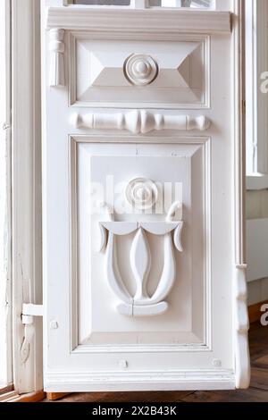 Porte en bois antique blanche avec des motifs sculptés Banque D'Images