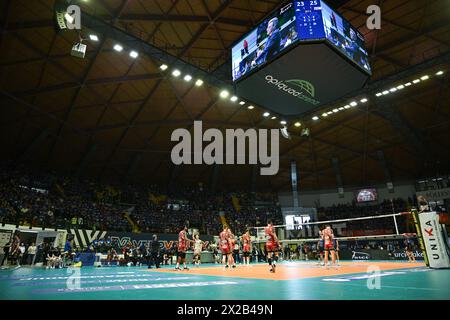 Monza, Italie. 21 avril 2024. Vue générale de l'Opiquad Arena lors du Vero volley Monza vs Sir Safety Susa Perugia pour le match de deuxième manche de la Super Lega Credem Banca le 21 avril 2024 à l'Opiquad Arena à Monza, en Italie. Monza remporte le match avec un score de 3-2 crédit : Tiziano Ballabio/Alamy Live News Banque D'Images