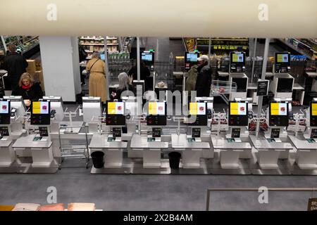 Les clients de M&S Marks et Spencer utilisent des machines à scanner de caisse numériques en libre-service dans le hall alimentaire du magasin Londres UK KATHY DEWITT Banque D'Images