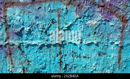 Peinture goutte à goutte de couleur bleu vif sur fond de mur de béton vieux. Coups de pinceau naturels et ciment rugueux texturé. Banque D'Images