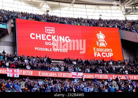 Les fans de Coventry City attendent un VAR check pour le quatrième but de leur équipe du match avant qu'il ne soit exclu pour hors-jeu lors de la demi-finale de la Coupe de football Emirates FA au stade de Wembley, à Londres. Date de la photo : dimanche 21 avril 2024. Banque D'Images