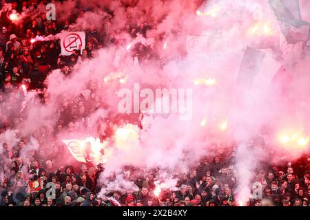 Rotterdam, pays-Bas. 21 avril 2024. ROTTERDAM, PAYS-BAS - 21 AVRIL : fans avec des feux d'artifice lors du match final de la Coupe TOTO KNVB entre Feyenoord et NEC au Stadion Feyenoord le 21 avril 2024 à Rotterdam, pays-Bas. (Photo de Broer van den Boom/Orange Pictures) crédit : Orange pics BV/Alamy Live News Banque D'Images