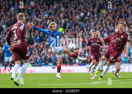 Glasgow, Royaume-Uni. 21 avril 2024. Les Rangers jouent Heart of Midlothian au stade de football de Hampden Park, Glasgow, Écosse, Royaume-Uni lors d'une demi-finale de la Coupe d'Écosse. Le vainqueur de ce jeu jouera le Celtic FC en finale. Crédit : Findlay/Alamy Live News Banque D'Images