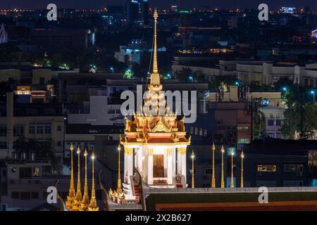 Photo de nuit du Wat Ratchanatdaram Worawihan illuminé, Bangkok, Thaïlande Banque D'Images