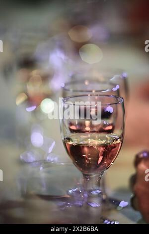 Verres de vin rouge, rosé et blanc sur une table | vin blanc, vin rouge ou verre rosé sur une table Banque D'Images