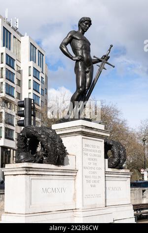 Le monument commémoratif classé Grade II de la première Guerre mondiale en hommage au mitrailleur corps qui est tombé pendant la Grande Guerre. Aussi connu sous le nom de Boy David, avec un bronze de David Banque D'Images