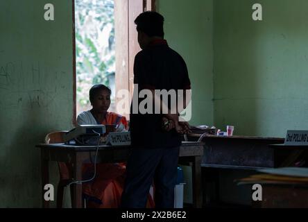 BOKAKHAT, INDE, 19 AVRIL : électeurs à un bureau de vote pour voter pendant la première phase des élections générales en Inde le 19 avril 2024 i Banque D'Images