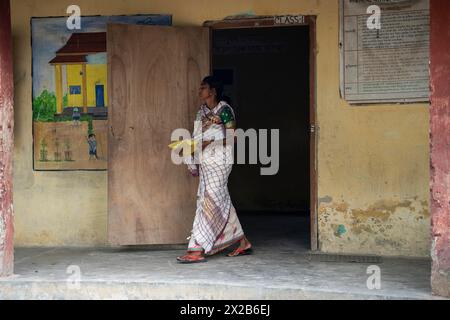 BOKAKHAT, INDE, 19 AVRIL : les électeurs reviennent après avoir voté lors de la première phase des élections générales indiennes le 19 avril 2024 à Bokakhat, Assam, Banque D'Images