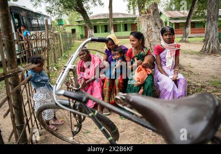 BOKAKHAT, INDE, 19 AVRIL : les électeurs attendent à un bureau de vote pour voter pendant la première phase des élections générales en Inde le 19 avril 2 Banque D'Images