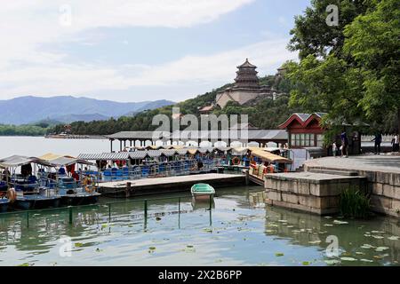 Nouveau Palais d'été, Pékin, Chine, Asie, Un paysage marin naturel avec des bateaux, des quais et des montagnes en été, Pékin Banque D'Images