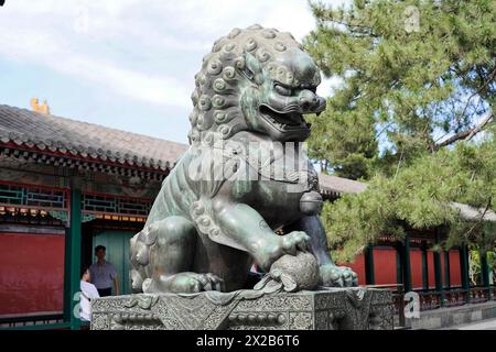 Nouveau Palais d'été, Pékin, Chine, Asie, Statue d'un lion chinois en pierre devant l'architecture traditionnelle et le ciel bleu, Pékin Banque D'Images