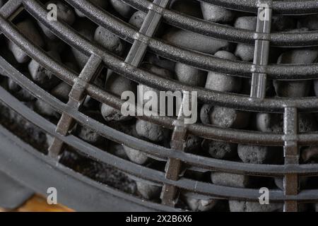 Filtre de hotte de four contenant des granulés / granulés de charbon actif pour éliminer les composés organiques volatils (COV) et les odeurs de l'air. Angleterre Banque D'Images