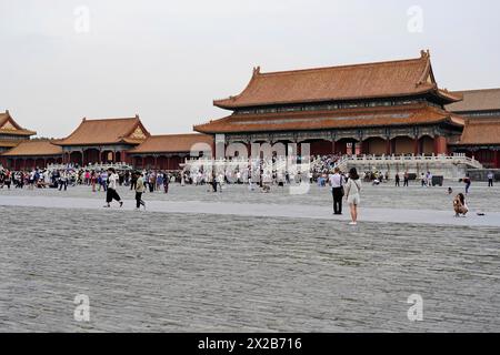 Chine, Pékin, Cité interdite, site du patrimoine mondial de l'UNESCO, de grandes foules de gens sur fond des bâtiments majestueux de la interdit Banque D'Images