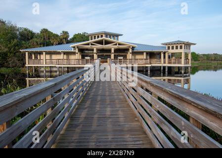 Promenade et centre d'accueil au Green Cay nature Center et Wetlands à Boynton Beach, Floride au lever du soleil. Banque D'Images