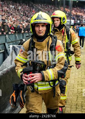 Rotterdam, pays-Bas. 21 avril 2024. Rotterdam - pompiers lors de la finale de la KNVB Cup/KNVB Bekerfinale entre Feyenoord contre NEC au Stadion Feijenoord de Kuip le 21 avril 2024 à Rotterdam, pays-Bas. Crédit : Box to Box Pictures/Alamy Live News Banque D'Images