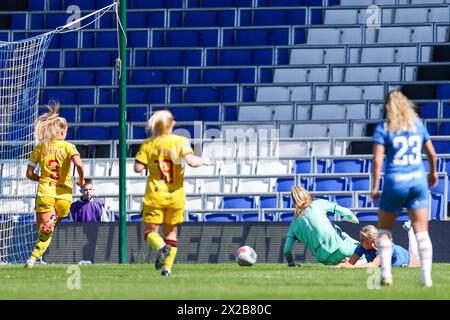 Birmingham, Royaume-Uni. 21 avril 2024. Fran Stenson de Sheffield fait assez pour empêcher le but lors du championnat féminin entre Birmingham City Women et Sheffield United Women à St Andrews @ Knighthead Park, Birmingham, Angleterre le 21 avril 2024. Photo de Stuart Leggett. Utilisation éditoriale uniquement, licence requise pour une utilisation commerciale. Aucune utilisation dans les Paris, les jeux ou les publications d'un club/ligue/joueur. Crédit : UK Sports pics Ltd/Alamy Live News Banque D'Images