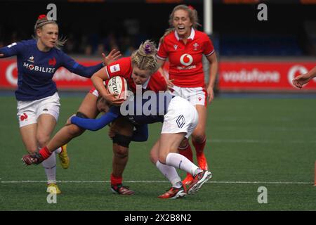 Cardiff, pays de Galles. 21 avril 2024. Alex Callender (pays de Galles) attaqué par PAULINE BOURDON Sansus (France). Guinness Women's six Nations, 21 avril 2024, Cardiff Arms Park, Credit Alamy Live News/ Penallta Photographics Credit : Penallta Photographics/Alamy Live News Banque D'Images