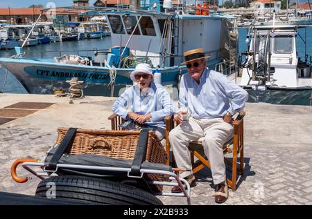 Les fiers propriétaires sont assis derrière leur voiture de sport Red Morgan, Paphos Classic Vehicle Club Harbour Show, Paphos, Chypre Banque D'Images
