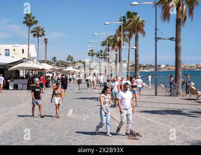 Touristes marchant le long de la promenade à Poseidonos Avenue, Paphos, Chypre. Banque D'Images
