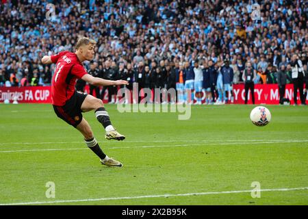 LONDRES, Royaume-Uni - 21 avril 2024 : Rasmus Hojlund, de Manchester United, marque la pénalité gagnante lors de la demi-finale de la Coupe de FA des Emirates entre le Coventry City FC et le Manchester United FC au stade de Wembley (crédit : Craig Mercer/ Alamy Live News) Banque D'Images